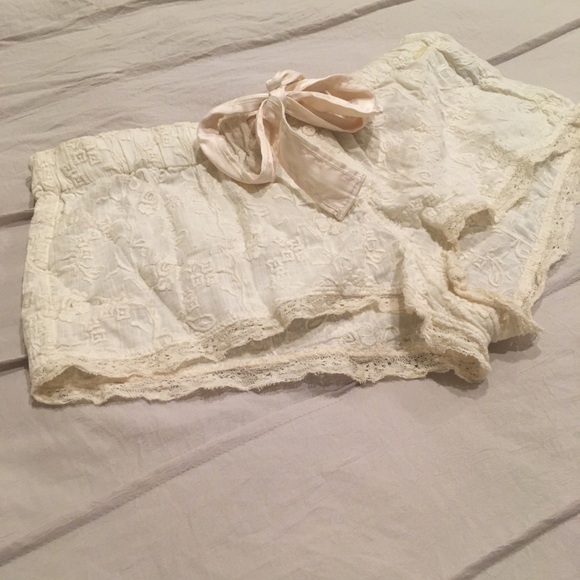 Abercrombie & Fitch Pants - A&F lace boody shorts M